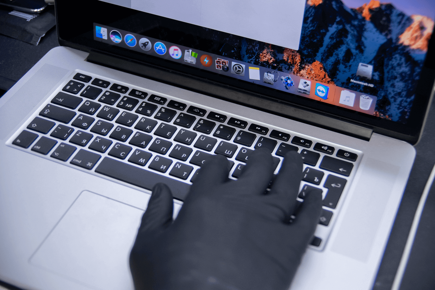 Замена микросхемы клавиатуры и тачпада MacBook Pro Retina