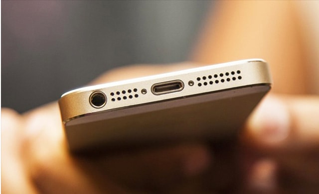 Чистка разъема зарядки iPhone SE