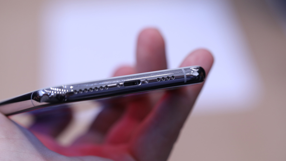 Чистка разъема зарядки iPhone XS