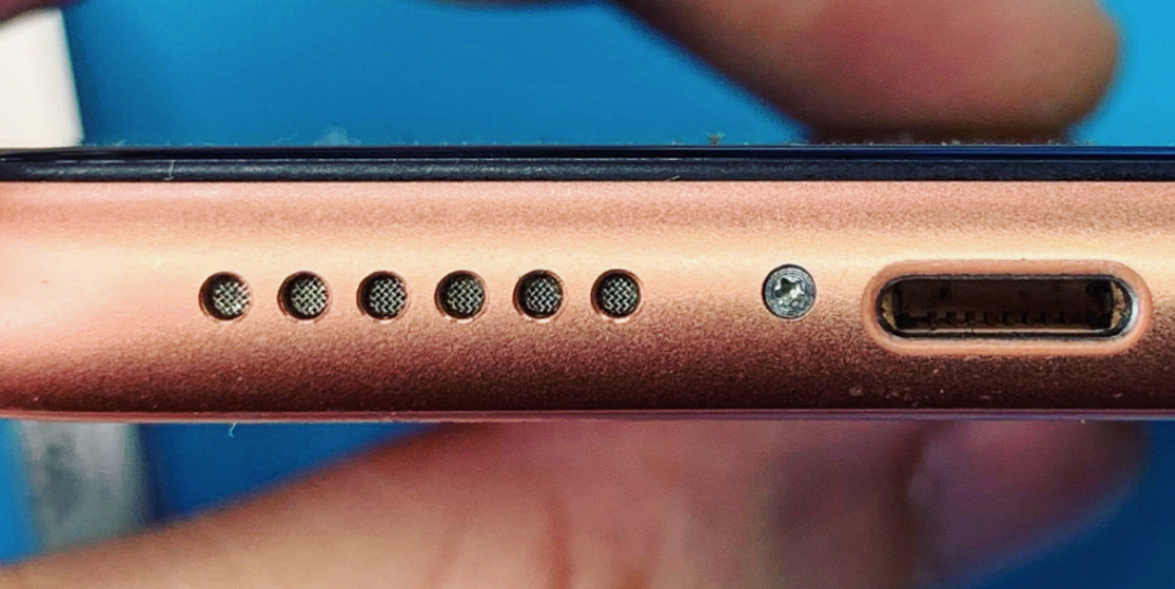 Чистка разъема зарядки iPhone XS MAX