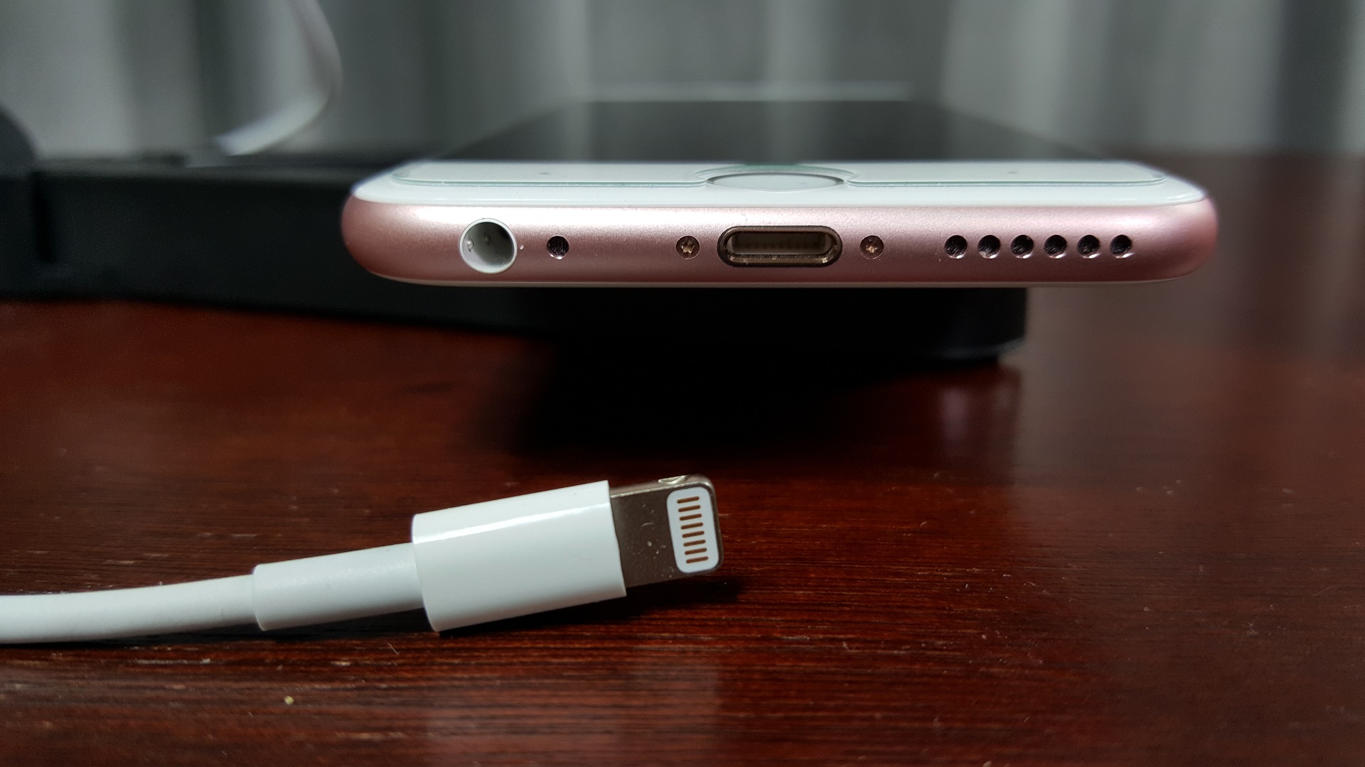 Чистка разъема зарядки iPhone 6 Plus