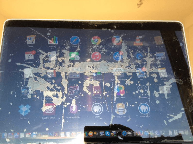 Облезает экран MacBook Pro